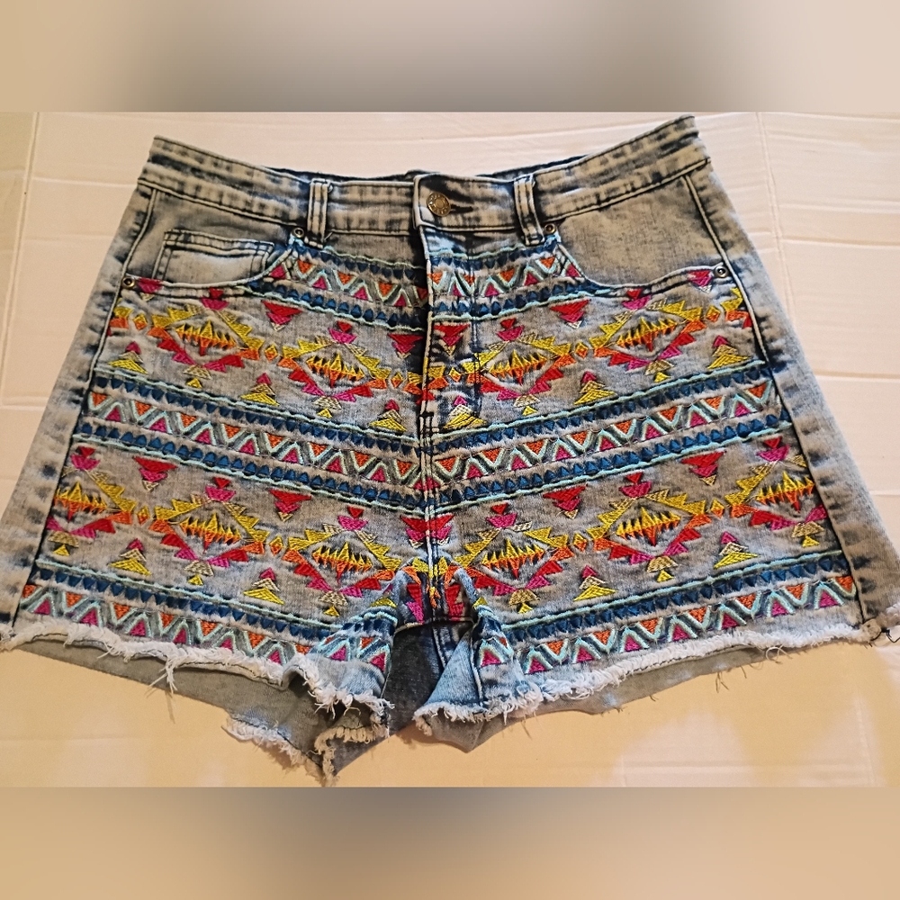 Fashion Express Women'Embroidered  Denim Shorts Sz L‎
